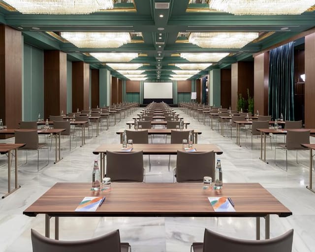Spacious Meliá Milano conference room for corporate events, featuring elegant lighting.