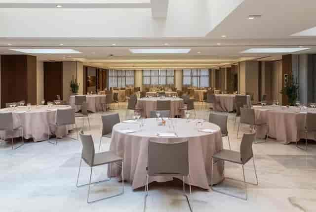 Elegant meeting room in Meliá Milano with round tables, perfect for corporate events.