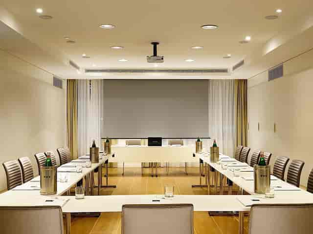 Modern meeting room with U-shaped table at Una Hotels Casa Milano for professional events.