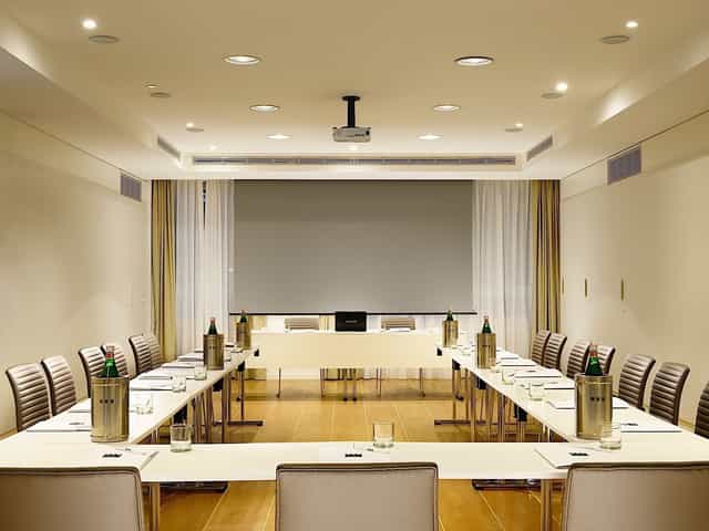 Modern meeting room with U-shaped table at Una Hotels Casa Milano for professional events.