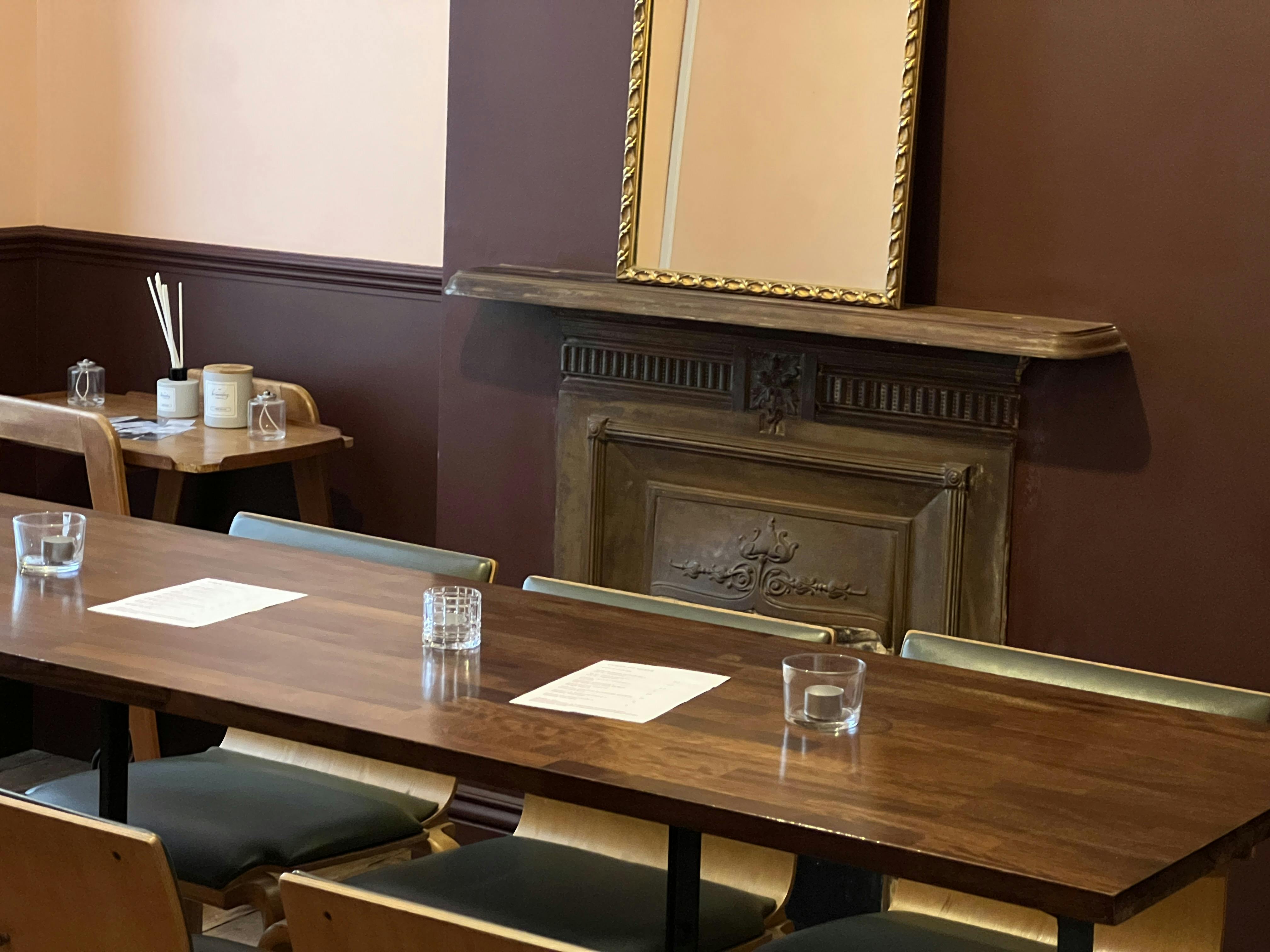 Cozy private dining room with wooden table, ideal for meetings and workshops.