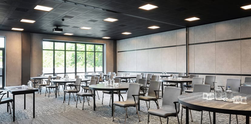 Flexible meeting room with round tables for workshops at Marriott Courtyard Amsterdam Airport.