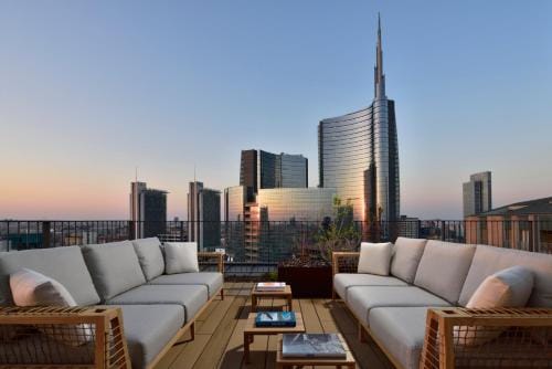 Rooftop lounge at Una Hotels Milano Verticale with skyline view, perfect for events.