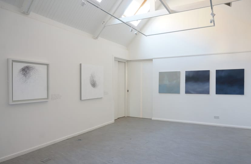 Minimalist art gallery with natural light, ideal for corporate events and private receptions.