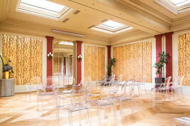 Elegant meeting room in Hotel Castille Paris, perfect for workshops and presentations.