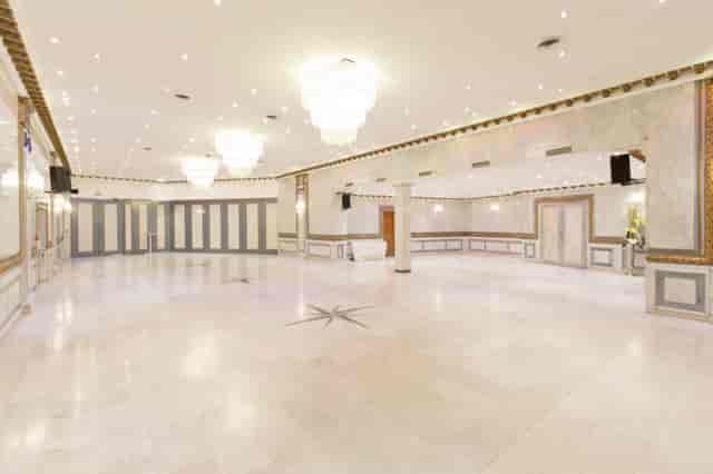 Elegant event venue Salon Etoile with marble floors, ideal for celebrations and gatherings.