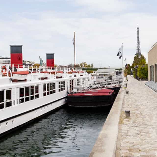 Elegant waterfront venue at Les Salons Nework, ideal for outdoor events and parties.