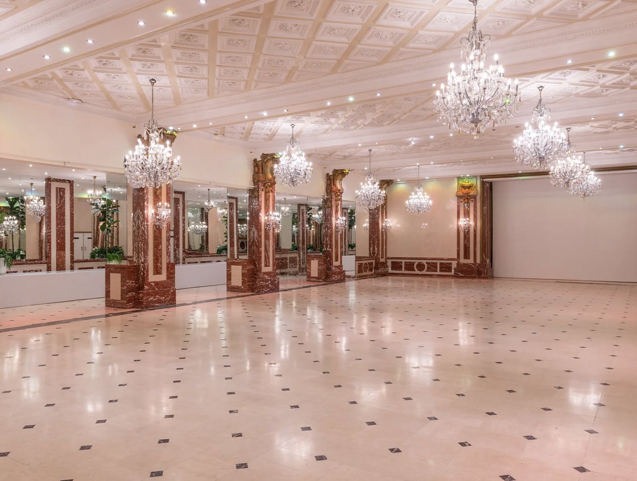 Elegant Salon Monceau venue with chandeliers, ideal for weddings and corporate events.