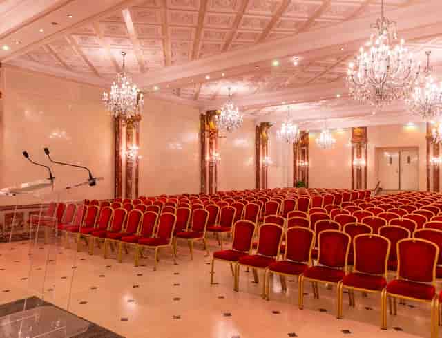Elegant Salon Monceau with chandeliers, ideal for conferences and formal gatherings.