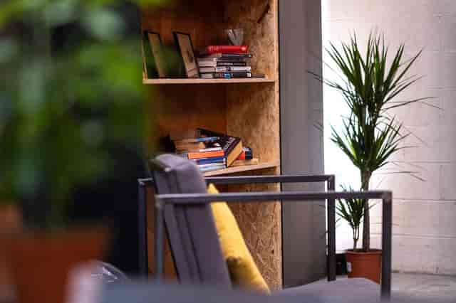 Cozy meeting space at Spyder Studios with stylish bookshelf for creative gatherings.