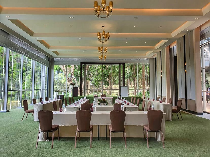 Meeting room with U-shaped seating, natural light, ideal for corporate events and workshops.