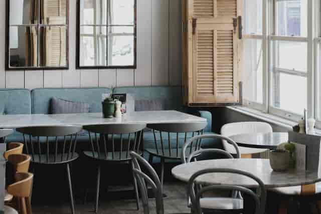 Stylish café with natural light, ideal for informal meetings and small events.
