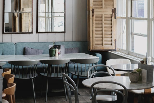 Stylish café with natural light, ideal for informal meetings and small events.