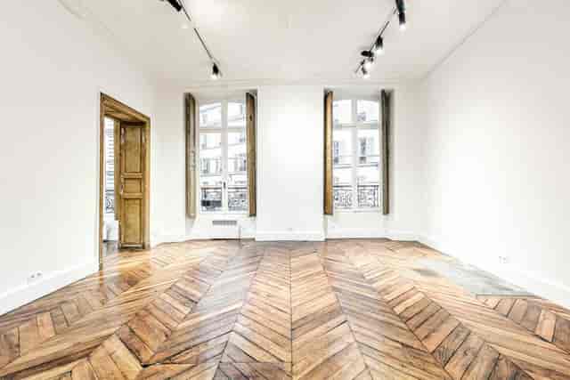 Versatile event space at 123 Rue De Turenne with hardwood floors, ideal for meetings and workshops.