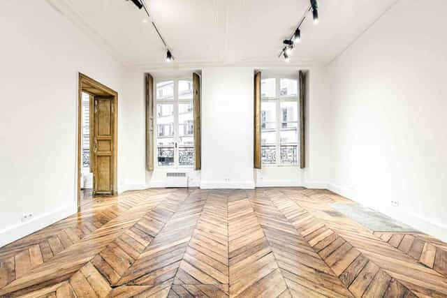 Versatile event space at 123 Rue De Turenne with hardwood floors, ideal for meetings and workshops.