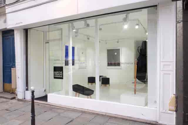 Modern gallery space at 123 Rue De Turenne, ideal for art exhibitions and corporate events.