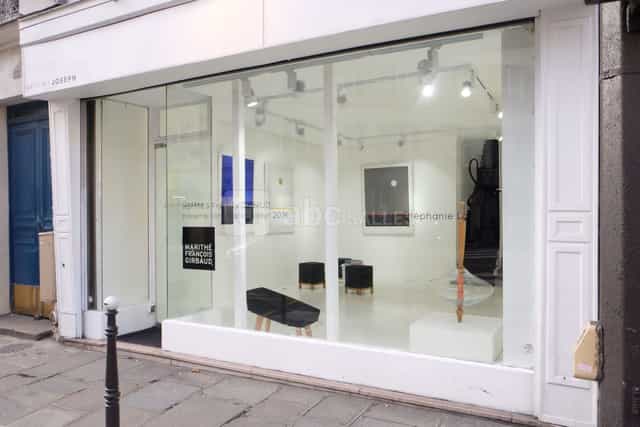 Modern gallery space at 123 Rue De Turenne, ideal for art exhibitions and corporate events.