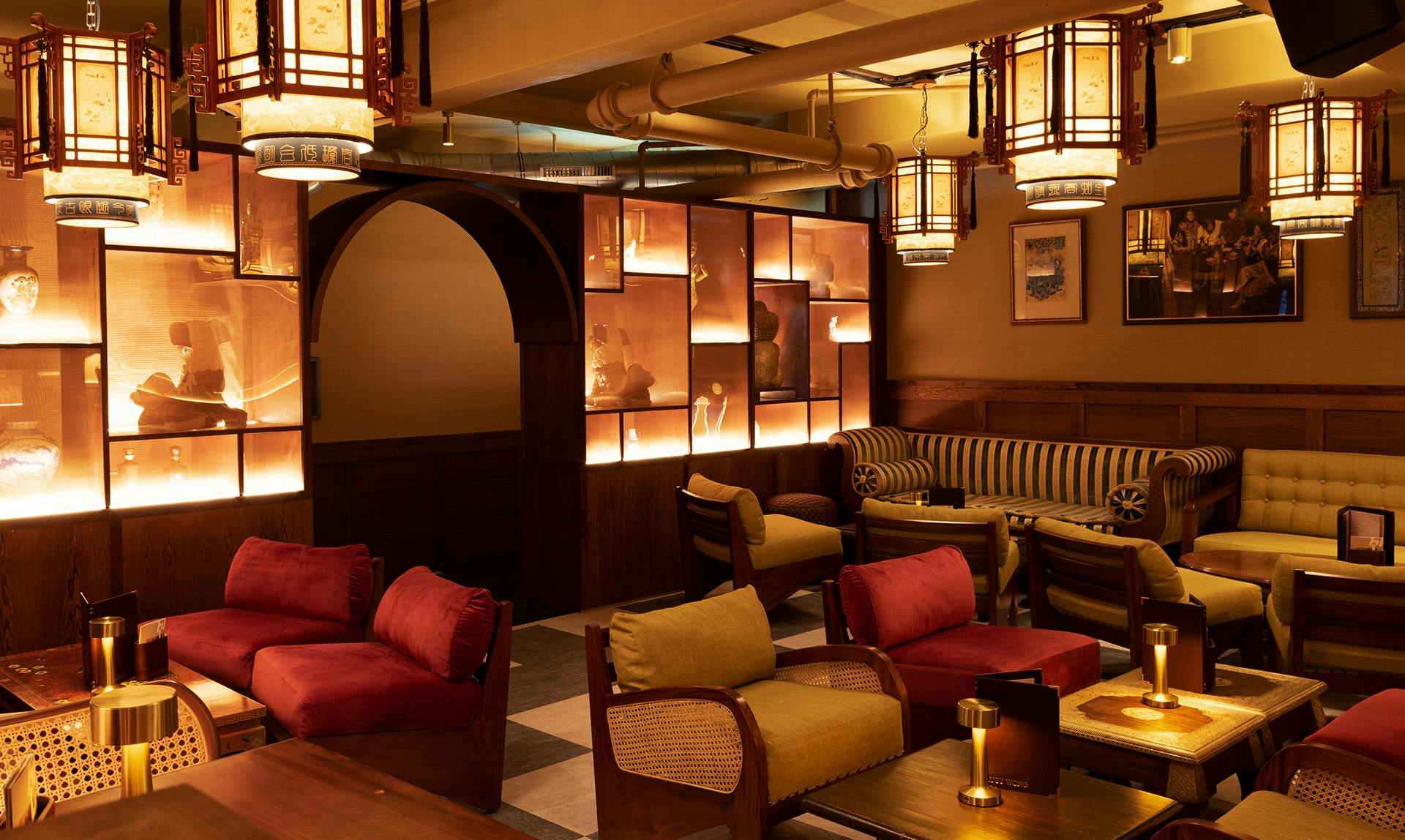Stylish lounge with warm lighting, perfect for networking events and gatherings.