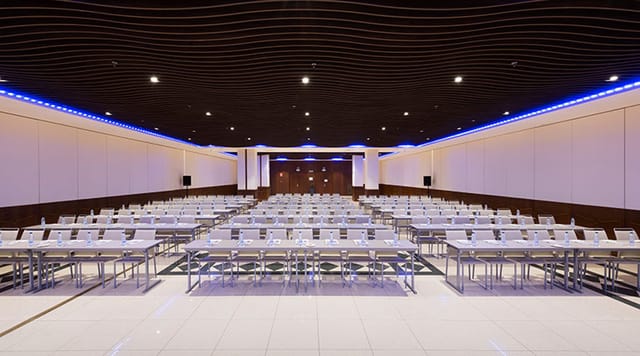 Spacious modern conference room at Hoteles Elba for corporate events and seminars.