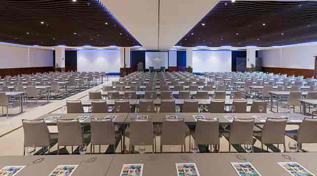 Spacious conference room at Hoteles Elba, ideal for professional events and workshops.