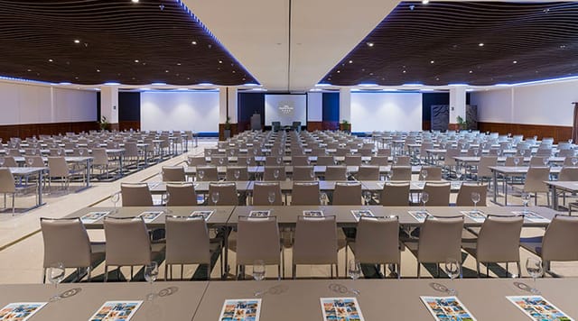 Spacious conference room at Hoteles Elba, ideal for professional events and workshops.