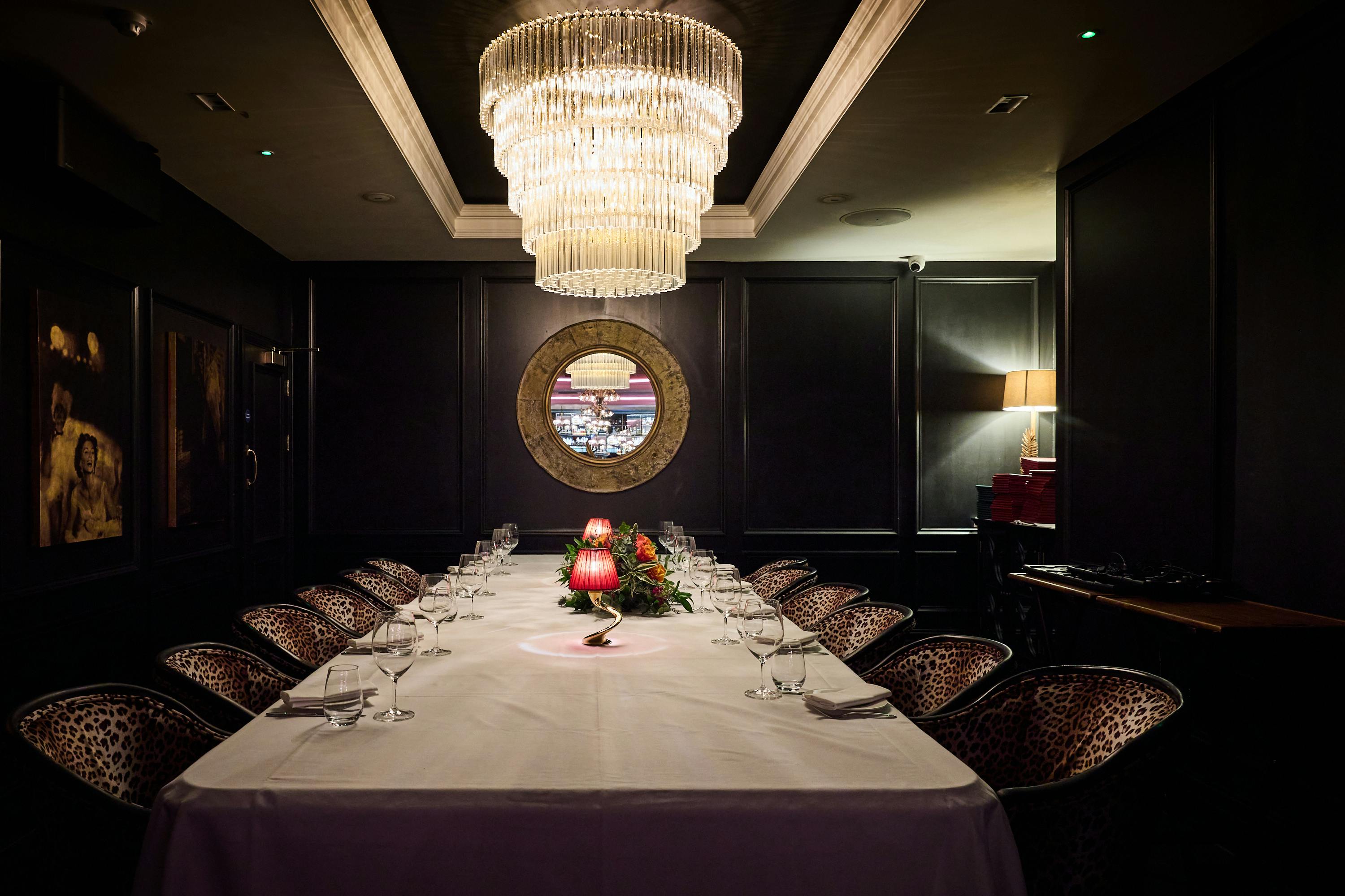 Elegant private dining room with chandelier, ideal for exclusive events and corporate functions.