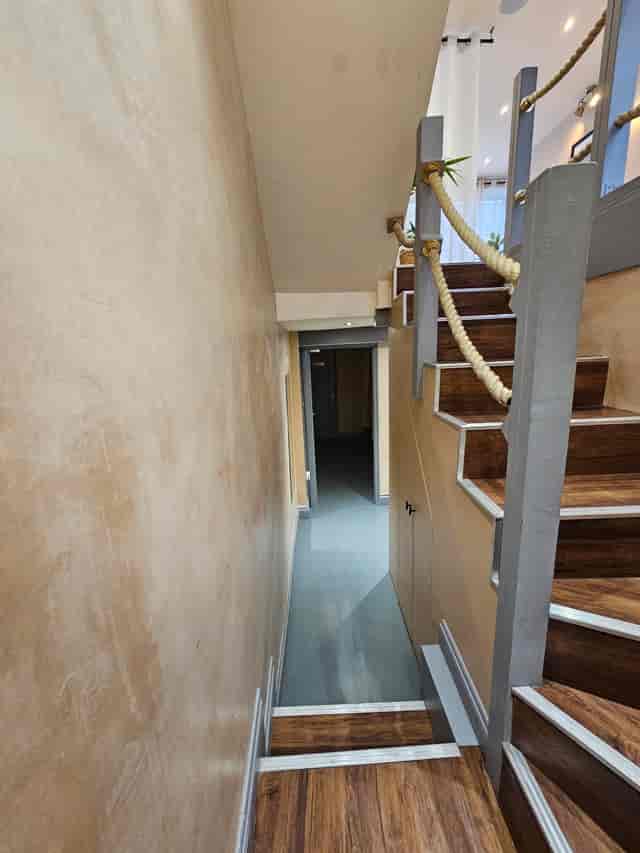 Modern entryway with staircase, ideal for events and gatherings in SIMI.