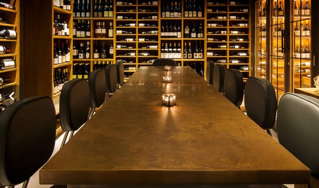 Sophisticated dining table in Comptoir Café, ideal for private dinners and corporate events.