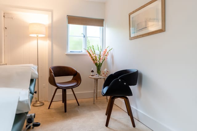 Cozy meeting space at The Oak House Studio, ideal for intimate discussions and brainstorming.
