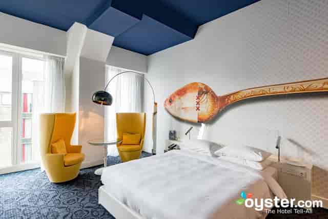 Delft Blue Room at Andaz Amsterdam: modern decor, ideal for meetings and gatherings.