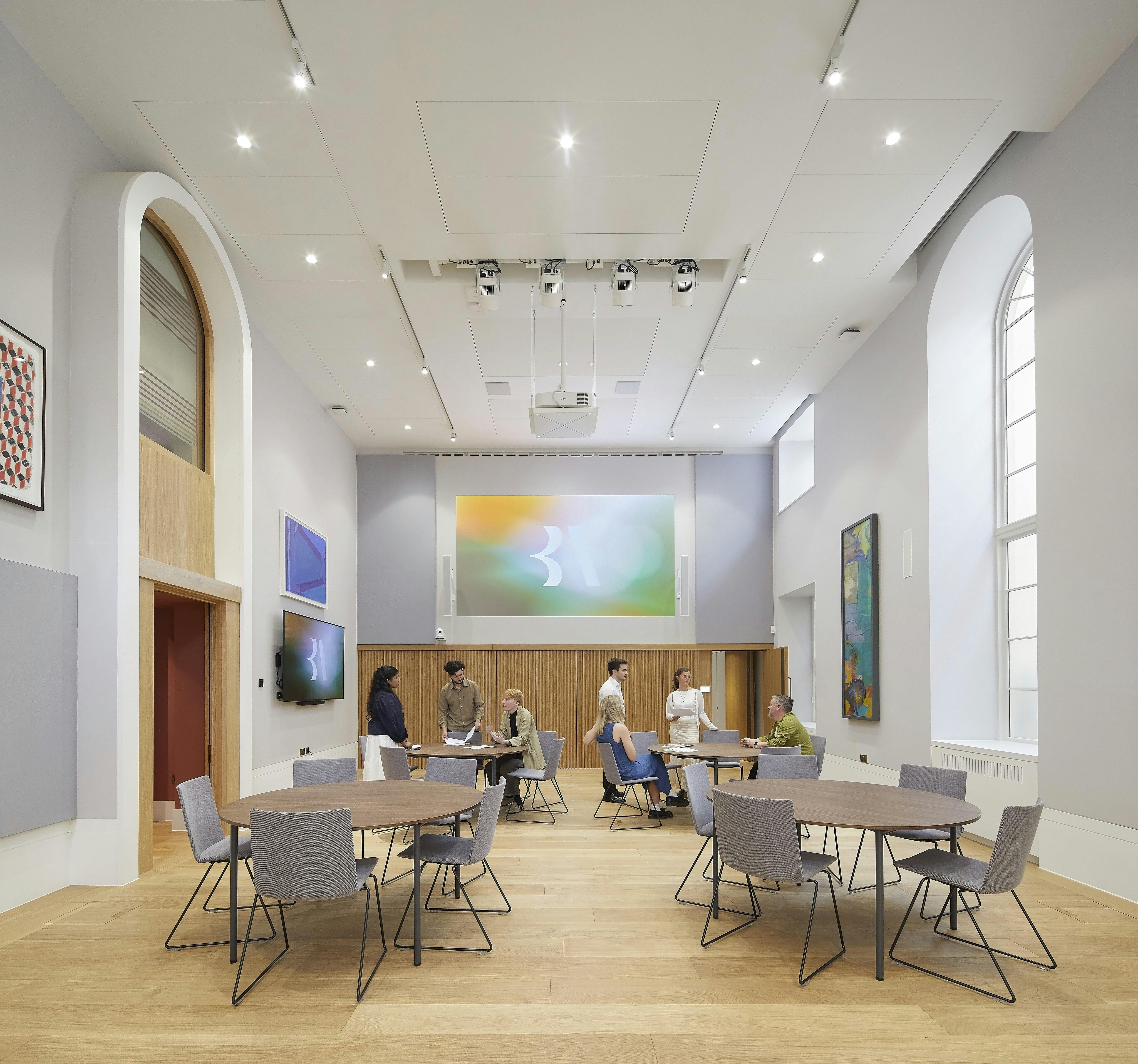 Modern Wohl Gallery meeting space with flexible seating and natural light for events.