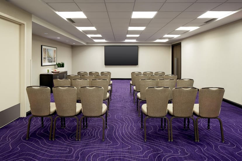 Modern meeting room SYMPHONIE 4 at DoubleTree by Hilton Montréal for corporate events.