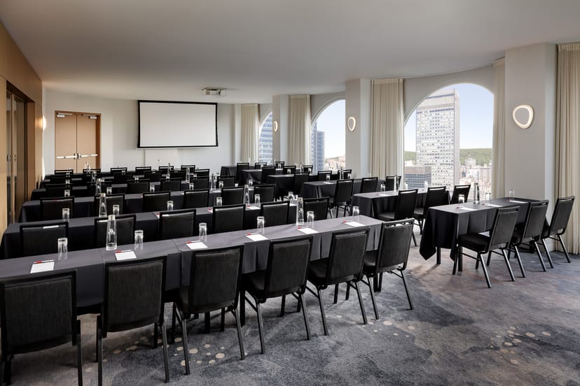 Montreal A meeting room at Marriott Château Champlain, ideal for corporate events and presentations.