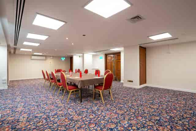 Cromwell 6 meeting room in Kensington, elegant setup for workshops and conferences.