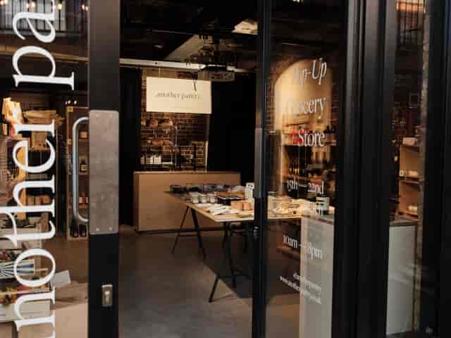 Pop-up grocery store Kiosk N1C with modern design, ideal for events and gatherings.