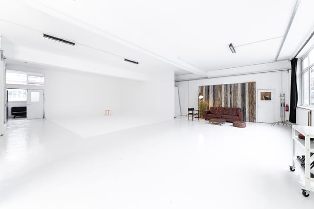 Versatile event space with bright walls, ideal for workshops and photo shoots.