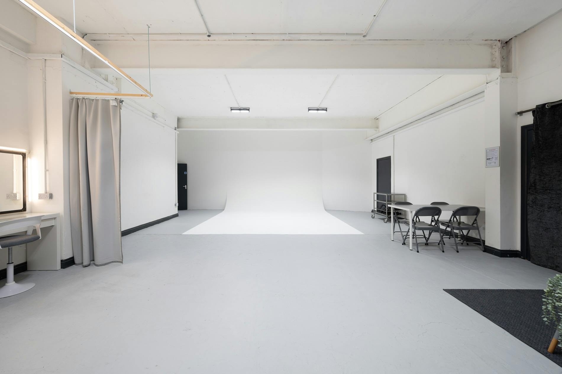 Versatile Studio 4 event space with natural light for workshops and presentations.