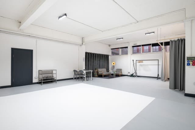 Versatile event space with natural light, ideal for workshops and meetings at 69 Drops Studios.