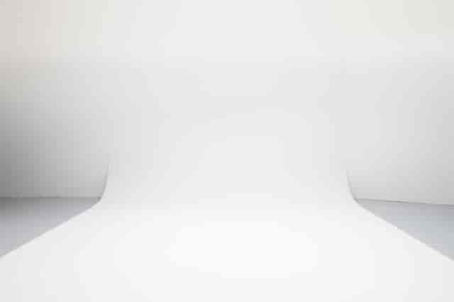 Minimalist white backdrop in Studio 4, ideal for events and presentations.