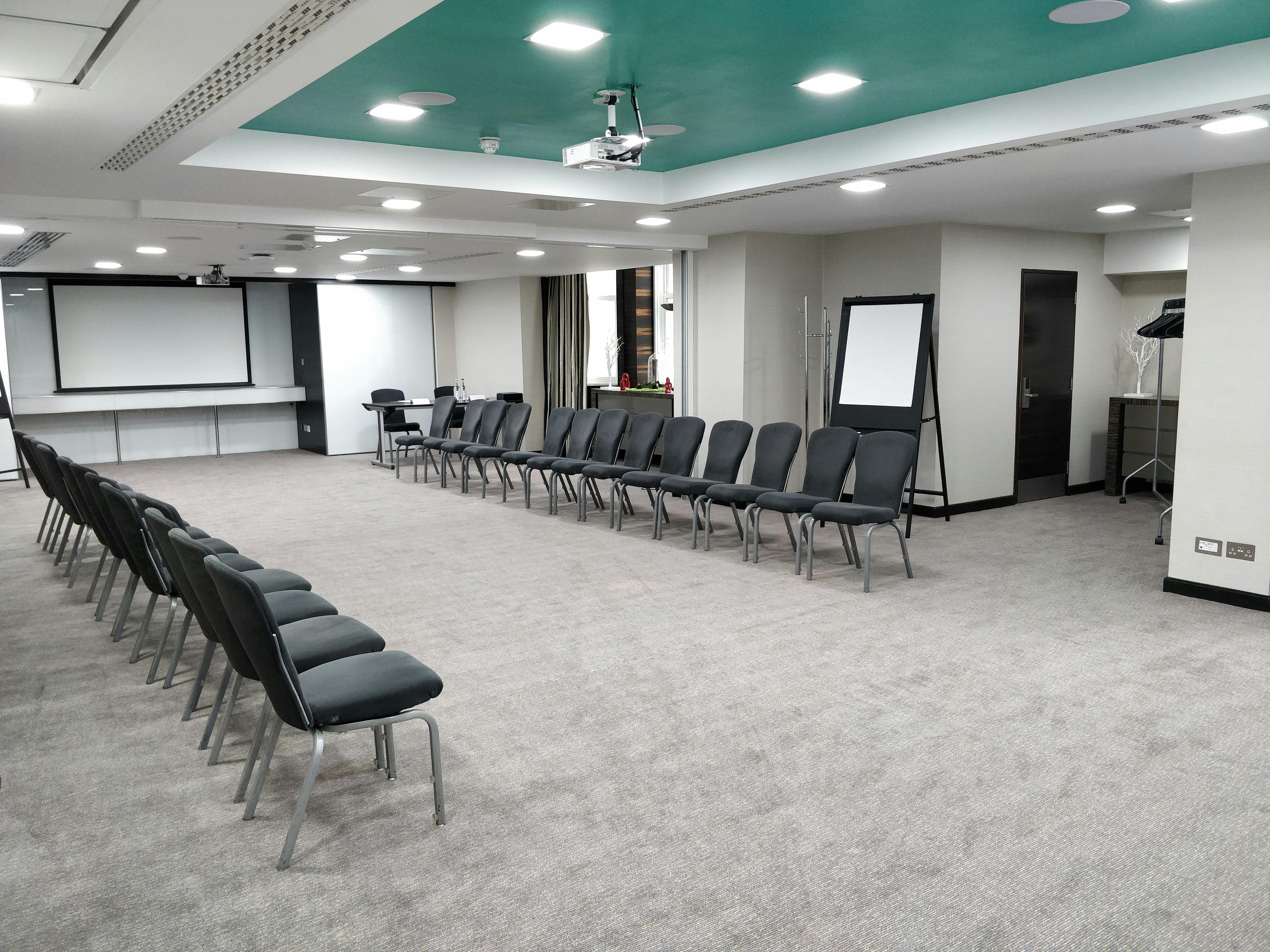 Cromwell 2-3 meeting room at DoubleTree London, ideal for workshops and presentations.