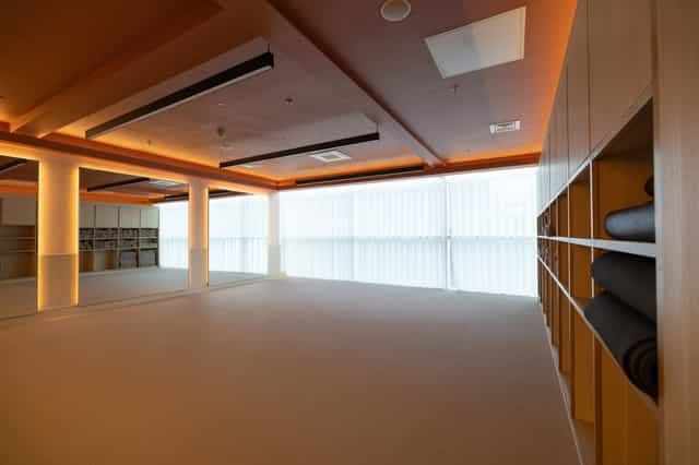 Versatile event space with natural light at RE:TREAT Studio, ideal for workshops and yoga.