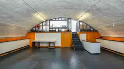 Railway Arch 463 in Hackney, featuring an arched ceiling, ideal for events and workshops.