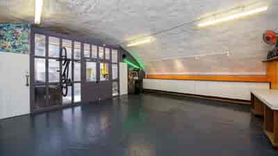 Railway Arch 463 in Hackney: unique arched ceiling, ideal for workshops and events.