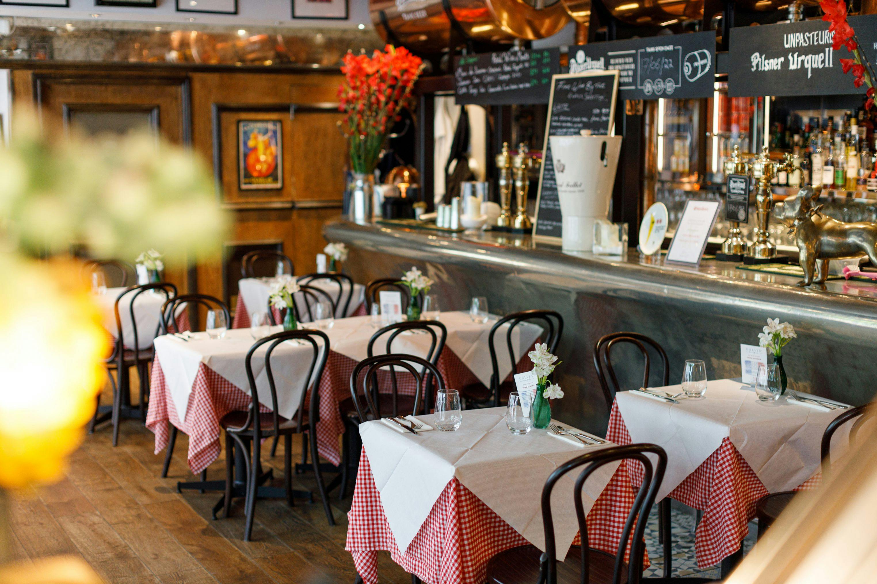 Charming restaurant with checkered tablecloths, ideal for networking lunches and events.