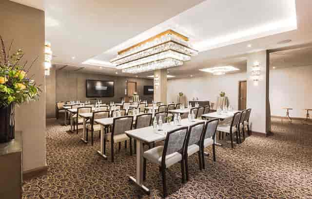 Elegant Finsbury 2 meeting room in Royal London House for corporate events.