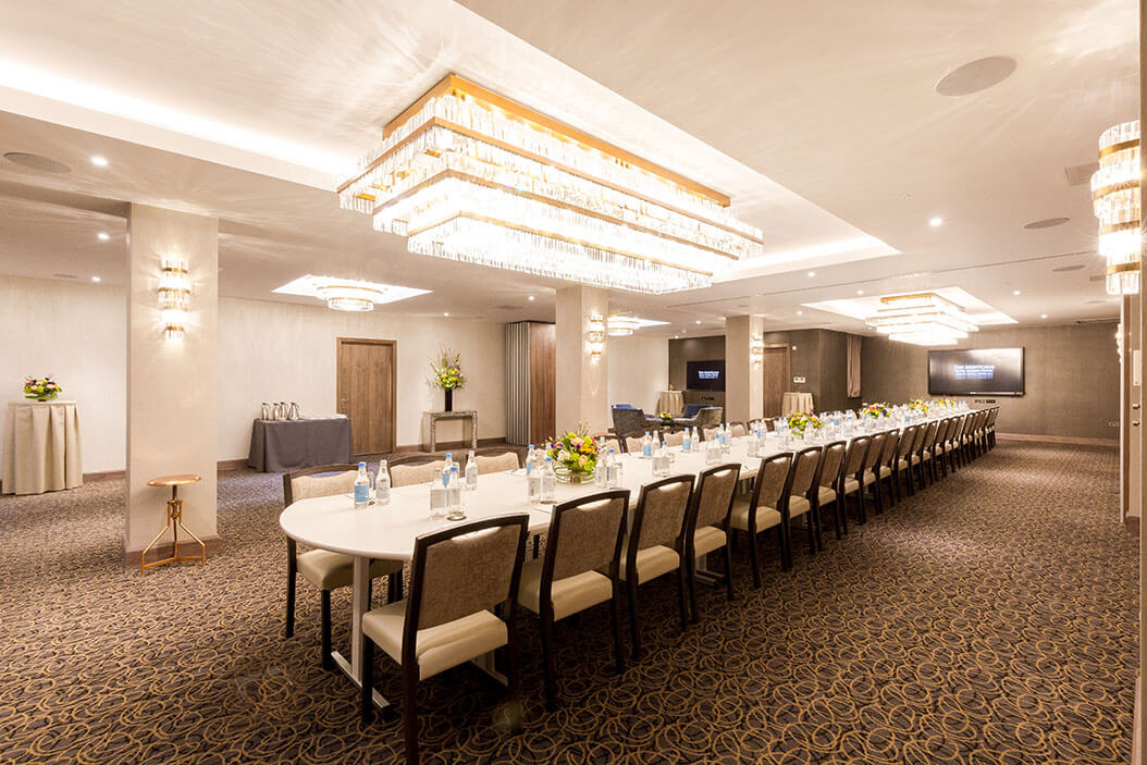 Sophisticated meeting space with oval table, ideal for corporate events and workshops. - Banner