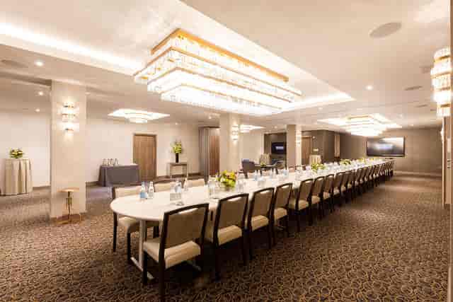 Sophisticated meeting space with oval table, ideal for corporate events and workshops.