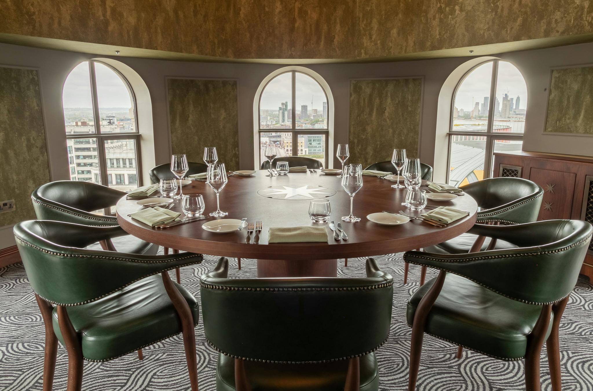 Elegant round table in PDR, Wagtail London for corporate meetings and private dinners.