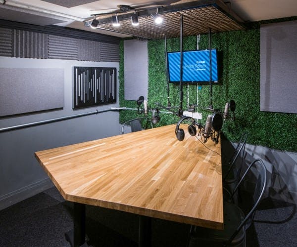 Modern podcasting studio with soundproof walls for workshops and interviews.