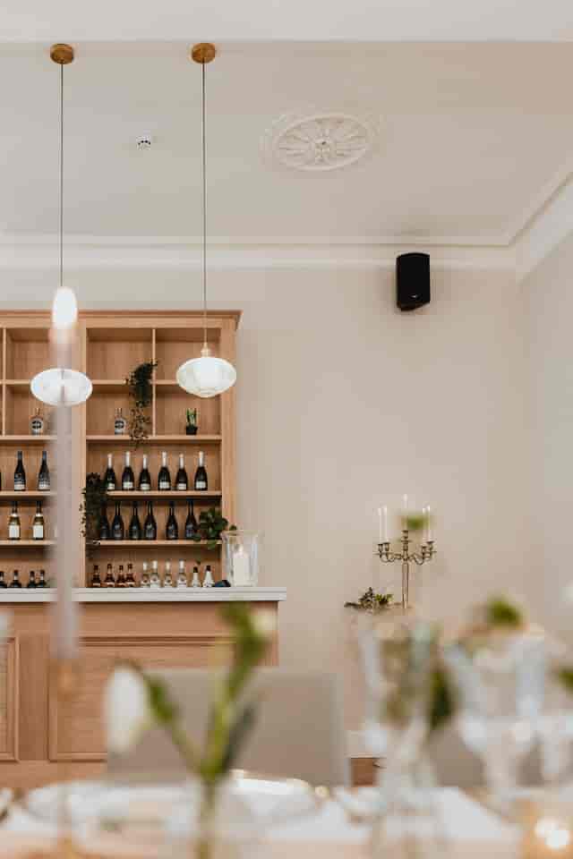 Elizabeth Suite bar with elegant decor, ideal for corporate networking events and social gatherings.